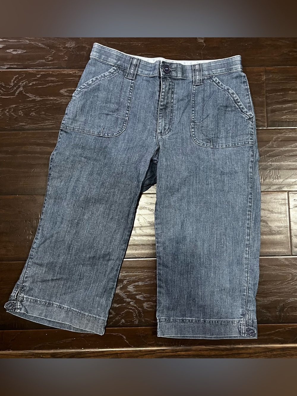 Lee Light Wash Denim Capris in Blue